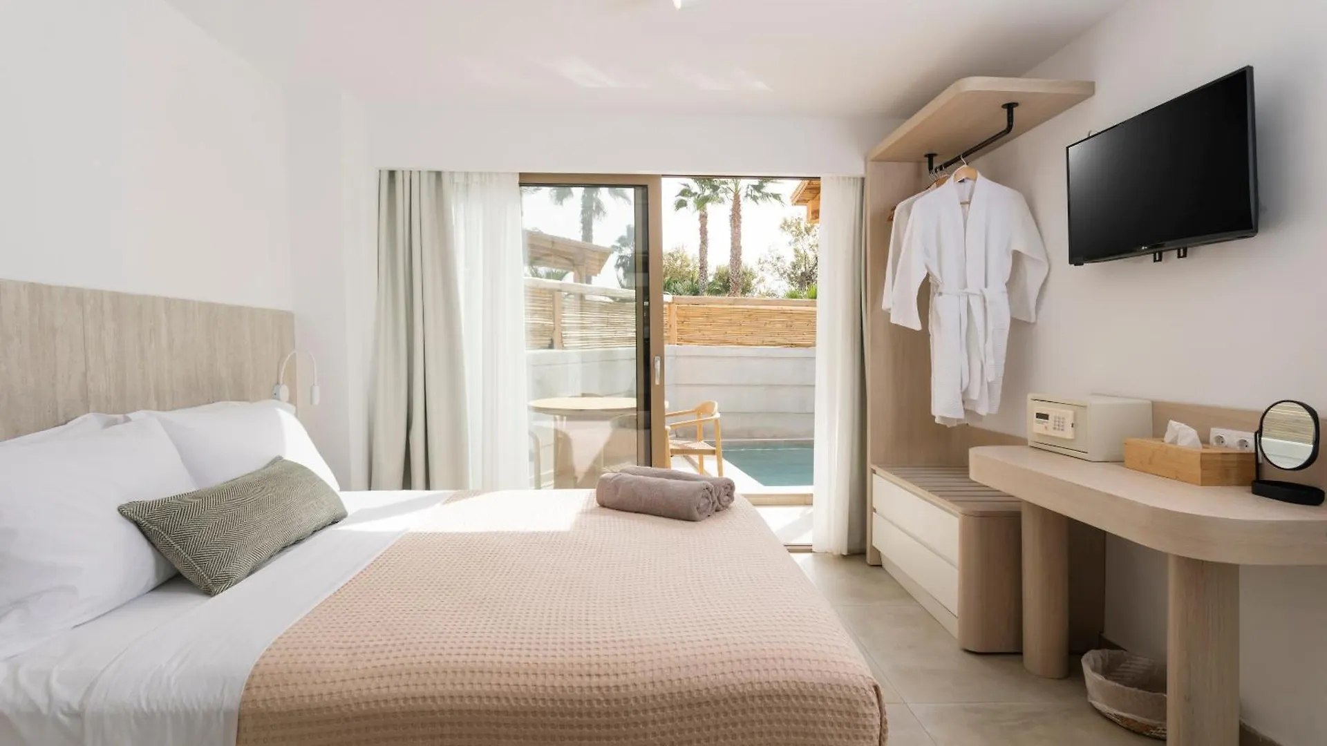Nusa Suites & Villas Pefkochori Aparthotel