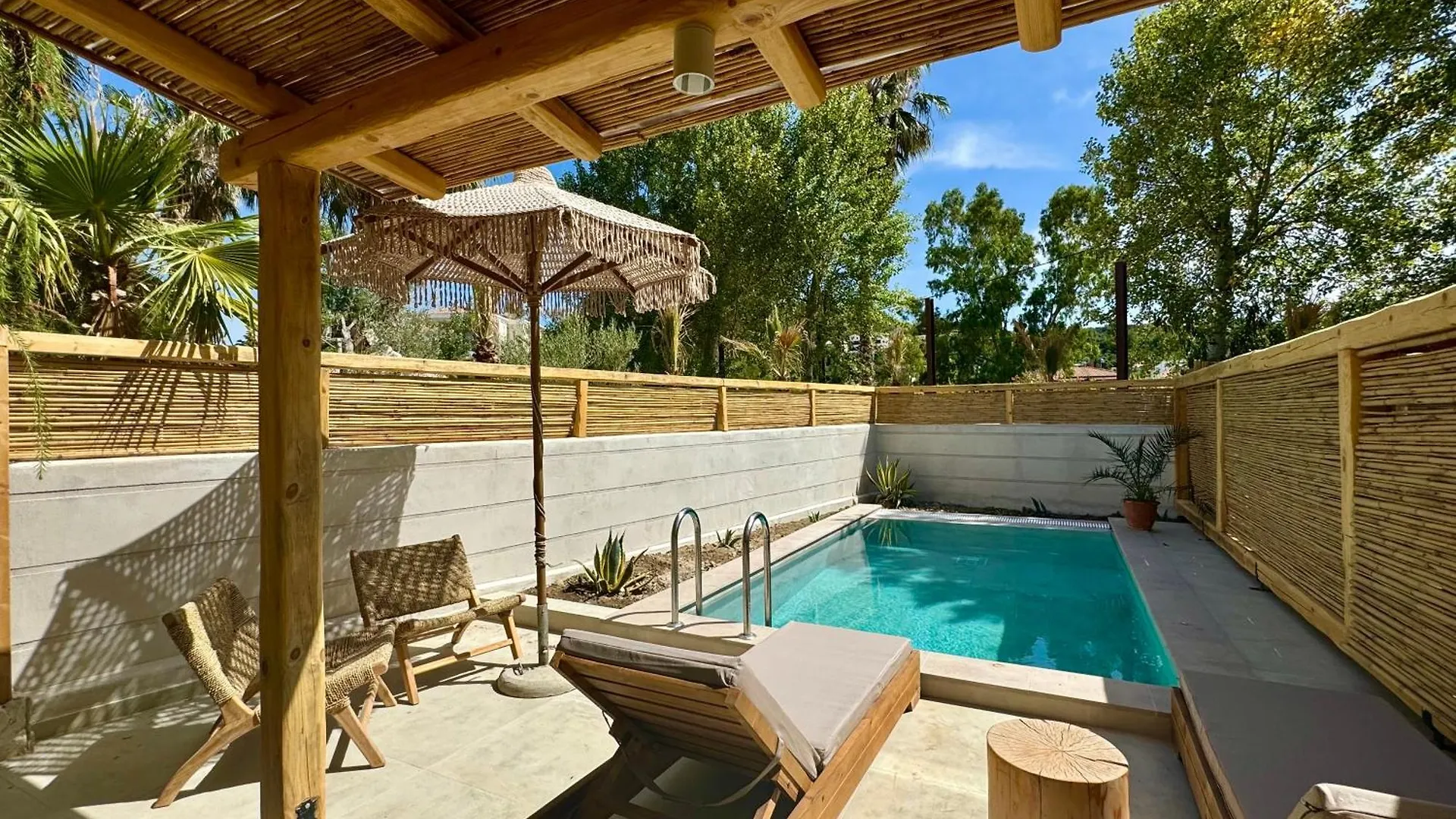 Nusa Suites & Villas Pefkochori Aparthotel